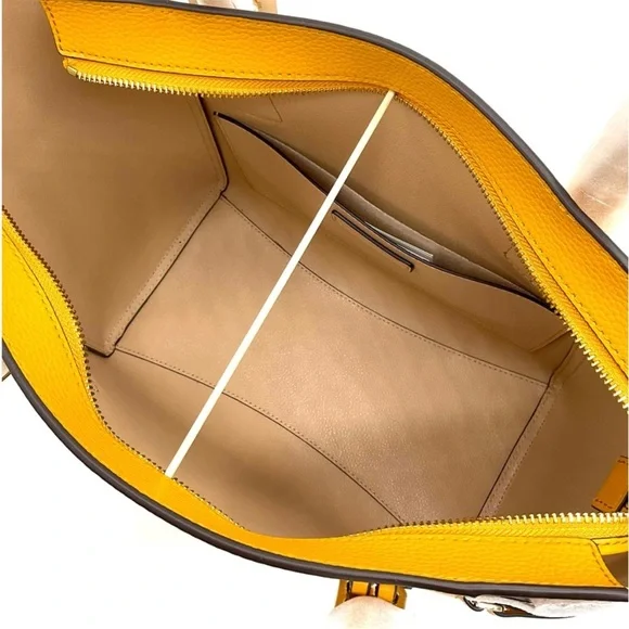 Michael Kors Voyager EW Tote Bag
Leather Marigold - Picture 5 of 9